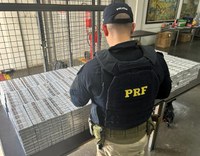 PRF apreende quase 4 mil maços de cigarro contrabandeado na BR-101 em Itajaí