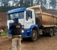 PRF flagra caminhões com excesso de peso e outras irregularidades no oeste Catarinense