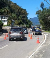 PRF intercepta 'racha' de motos na BR-282 e prende piloto com placa raspada