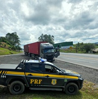 PRF flagra carreta com freios inoperantes e excesso de peso em região de serra na BR-470