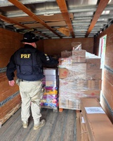Mais uma vez: empresa é flagrada novamente pela PRF transportando alimentos misturados com produtos perigosos na BR-282 em Campos Novos