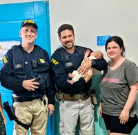 Policiais salvam recém-nascida engasgada na BR-101 em Barra Velha