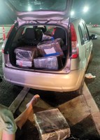 PRF flagra quase 300 quilos de maconha escondidos sob lona em Barra Velha