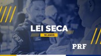 Banner em azul e amarelo, com um policial rodoviário federal executando o bafômetro ao fundo. Texto sobreposto "LEI SECA 18 ANOS".