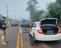 PRF intercepta automóvel clonado com mais de 120 quilos de maconha no Oeste catarinense