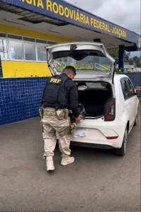 Policial rodoviário federal apreendendo o entorpercente.