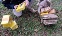 Motorista foge de fiscalização, bate em carros parados e acaba preso com quase 25 quilos de cocaína em Chapecó