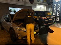 Foragida por tráfico é presa em Itapema conduzindo automóvel furtado