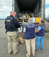 PRF flagra transporte de alimento misturado com produtos perigosos na BR-101 em Tubarão
