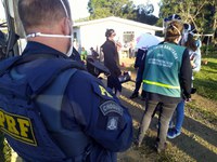 Operação conjunta MPT/SC, SES/SC e PRF fiscaliza situação de trabalhadores rurais no meio oeste de SC