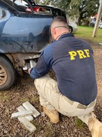 Ação conjunta PRF e Civil apreende maconha escondida em para-choque de carro em Chapecó