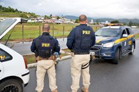 Homem condenado à prisão domiciliar no RS é preso na BR 282 em Palhoça