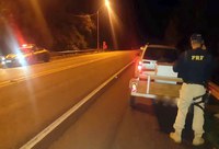 PRF flagra motorista jogando entulho em afluente do Rio Negro na BR 116 em Mafra