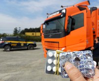 Caminhoneiro que dormia estacionado sobre a pista é flagrado com rebites na BR-101