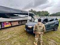 Fiscalização intercepta ônibus com 3 mil garrafas de bebidas uruguaias no Norte catarinense