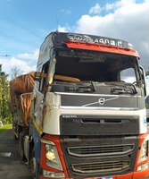 Homem usando capacete é flagrado dirigindo carreta sem para brisa na BR-101