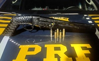 PRF apreende arma após perseguição e colisão em Chapecó