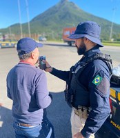 PRF reforça fiscalização nas rodovias federais de SC durante feriado do Dia do Trabalhador