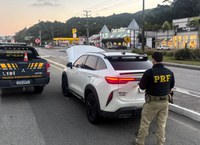 SUV roubado no RJ é recuperado na BR-101 em Itapema