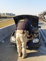 Carro roubado é recuperado na Via Dutra
