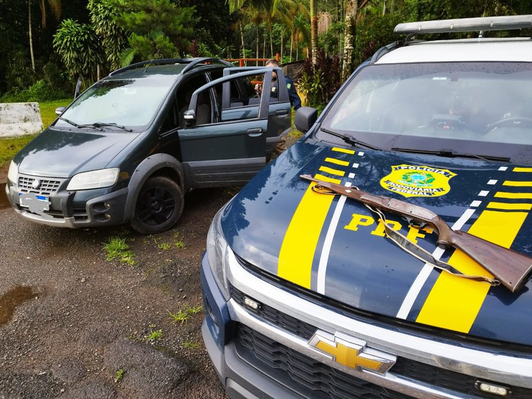 PRF prende mulher por posse de arma de fogo ilegal
