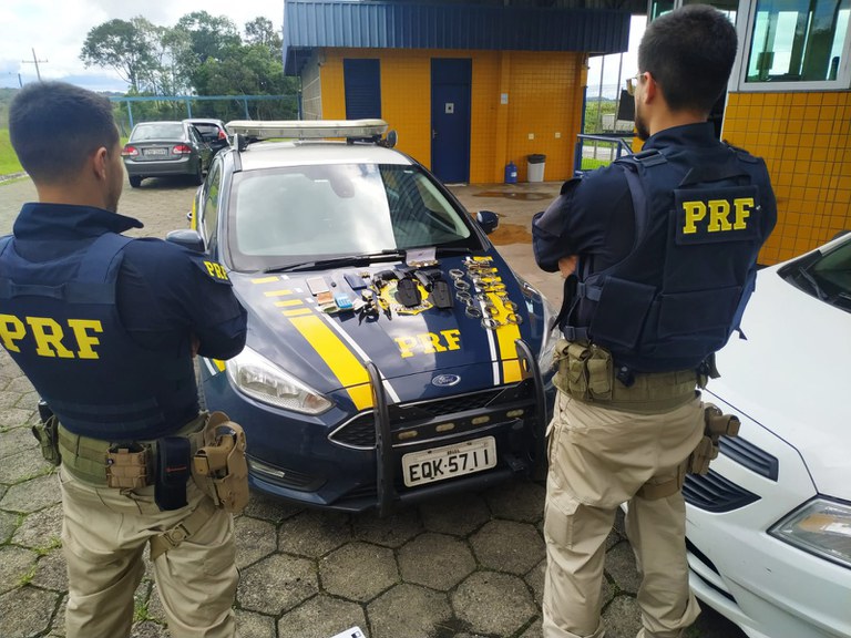 PRF prende três homens, dentre eles um falso policial, na Régis Bittencourt