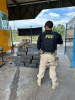 Ação conjunta entre PRF e PF resulta na apreensão de veículo clonado e mais de 300 kg de maconha