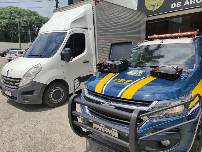 Caminhão roubado é recuperado pela PRF na Via Dutra em Arujá