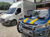 Caminhão roubado é recuperado pela PRF na Via Dutra em Arujá