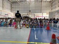 Em Marília, PRF realiza atividades educativas e de conscientização no trânsito para crianças