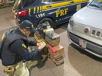 Em Ourinhos, PRF apreende 110 kg de maconha em um Fiat Uno