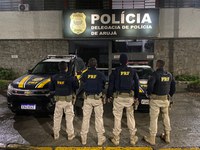 PRF apreende carregamento de 40.000 maços de cigarro na Dutra