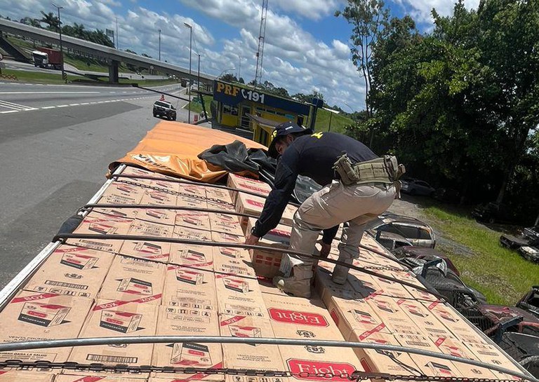PRF apreende carreta de cigarros contrabandeados do Paraguai