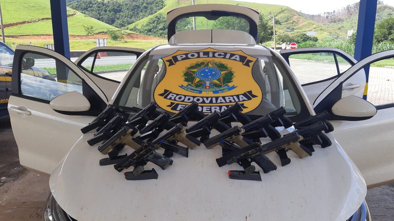 PRF apreende grande quantidade de pistolas e carregadores em Lavrinhas