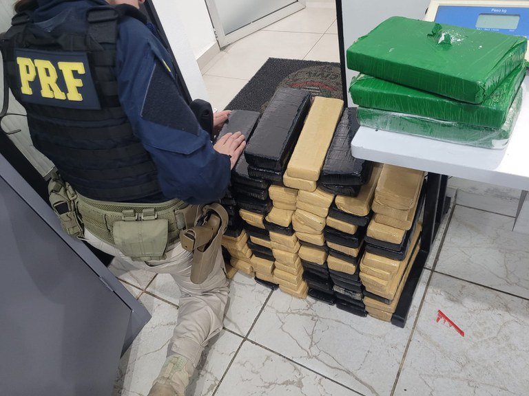 PRF apreende maconha e cocaína na Fernão Dias