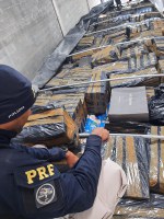 PRF apreende mais de 1.200 garrafas de vinho, sem nota fiscal, na rodovia Régis Bittencourt