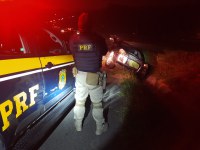 PRF prende homem por porte ilegal de arma de fogo, lesão corporal e dano ao patrimônio público