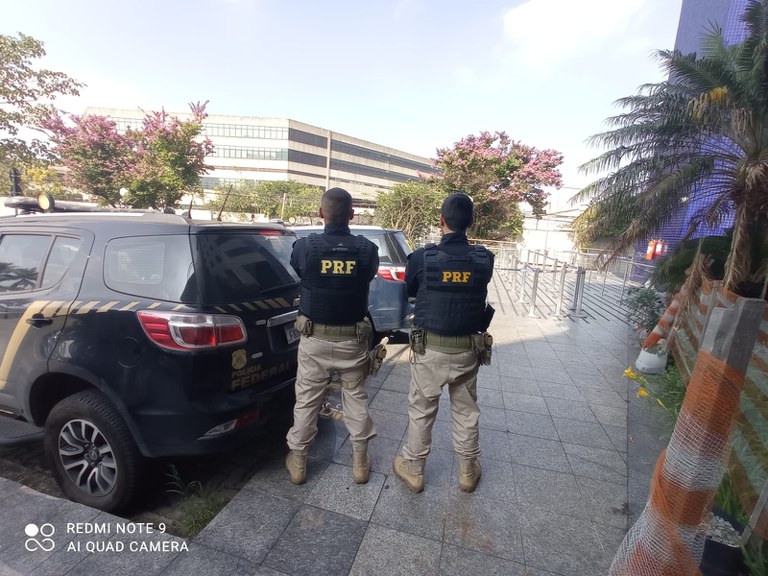 PRF prende mulher com habilitação falsa na via Dutra