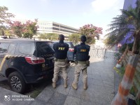 PRF prende mulher com habilitação falsa na via Dutra