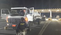 PRF recupera caminhão furtado no litoral que estava sendo levado para o Nordeste.