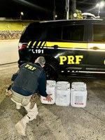 PRF apreende agrotóxico proibido desde 2017 na BR-116, em Cajati/SP