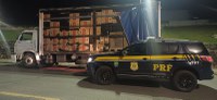 PRF apreende aproximadamente 210 mil maços de cigarro na BR-116, em Cajati/SP