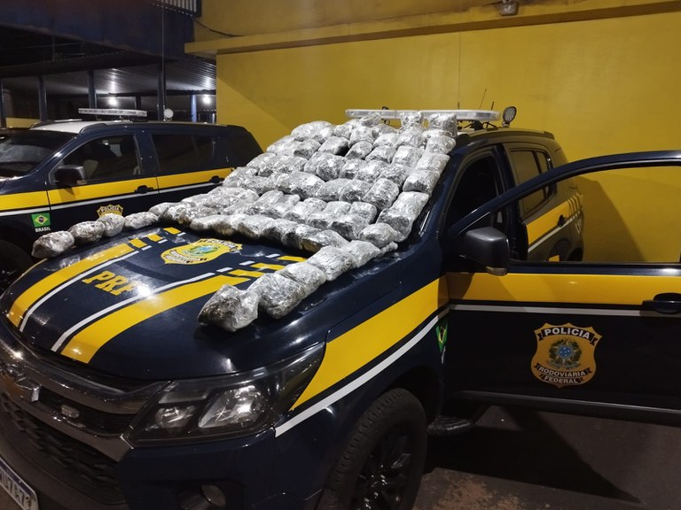 PRF apreende haxixe e prende homem por tráfico de drogas na BR-153 em Ourinhos/SP