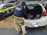 PRF apreende quase 100 kg de maconha e recupera veículo roubado