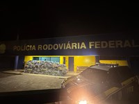 PRF apreende quase 2 toneladas de maconha e armamento em carreta na BR-153, em Lins/SP