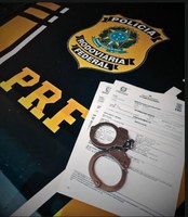 PRF prende homem com mandado de prisão em aberto durante fiscalização na BR-116, em Cajati/SP