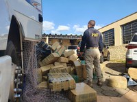 Ação integrada entre Polícia Rodoviária Federal e Polícia Federal apreende um caminhão de maconha em Itirapina (SP)