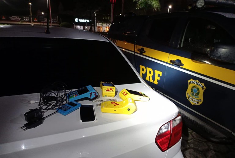 Após perseguição, PRF prende dupla com máquinas de cartão de crédito e porções de maconha
