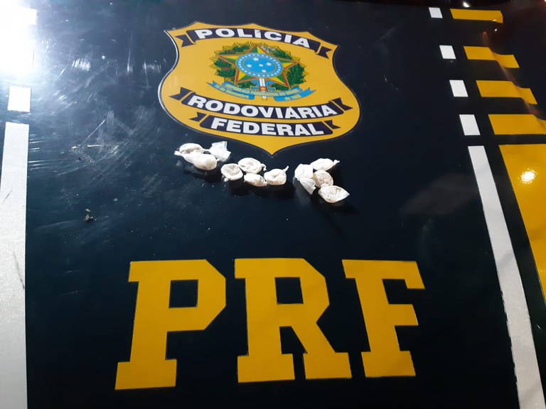 Após tentativa de fuga frustrada, PRF prende dupla por posse de entorpecentes