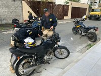 Após tentativa de fuga, PRF prende homem dirigindo motocicleta em Aparecida/SP